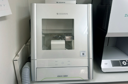 CADデータをもとに加工を行う歯科技工用CAM機